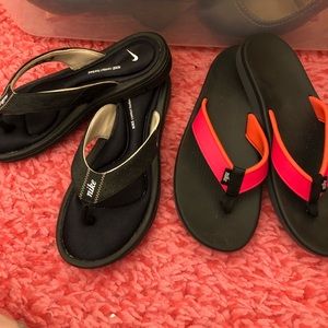 2 pairs of Nike flip flops